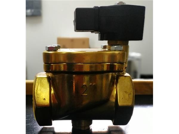 VÁLVULA SOLENOIDE SERVO OPERADA 2 VIAS, NF, LATÃO, PTFE - 1 1/2 , 110/60 HZ - CÓD. SKG1342BT12