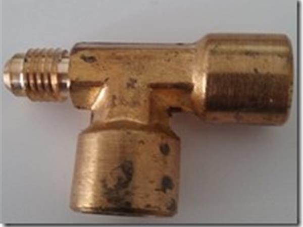 TEE FEMEA 1/4 SAE X 1/4 SAE MACHO LATERAL X SAIDA BAIXO 1/4 NPT  SKG 42077